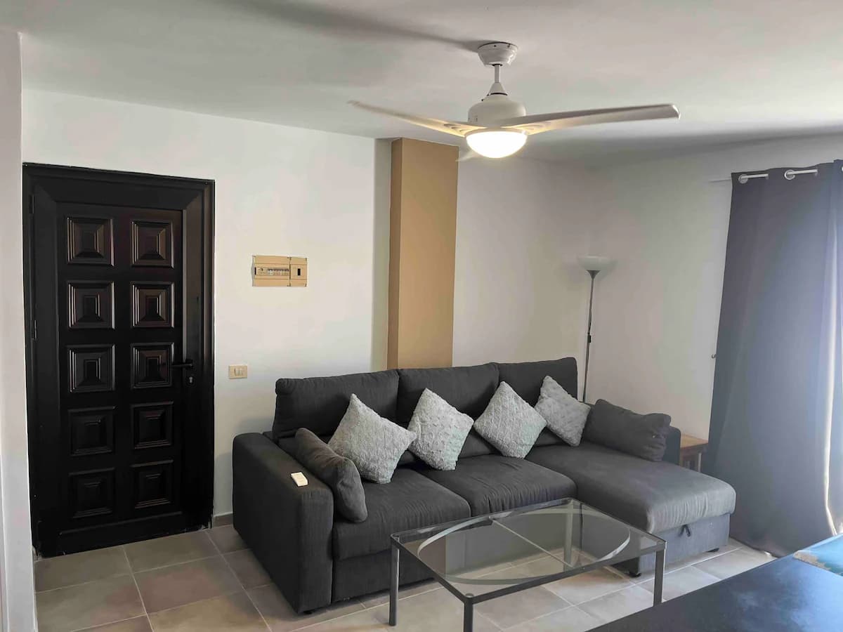 Spacious 2-Bedroom Apartment with Pool - Photo 1