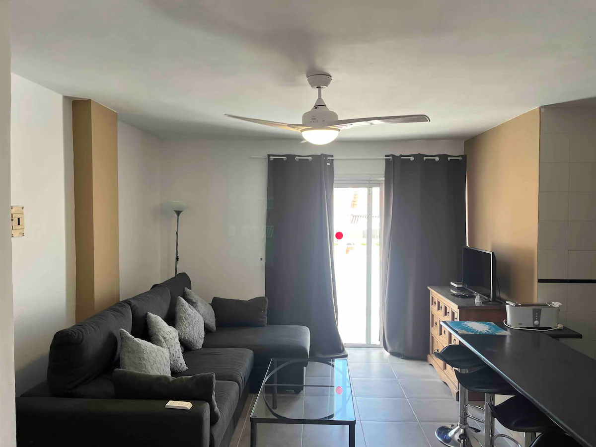 Spacious 2-Bedroom Apartment with Pool - Photo 2