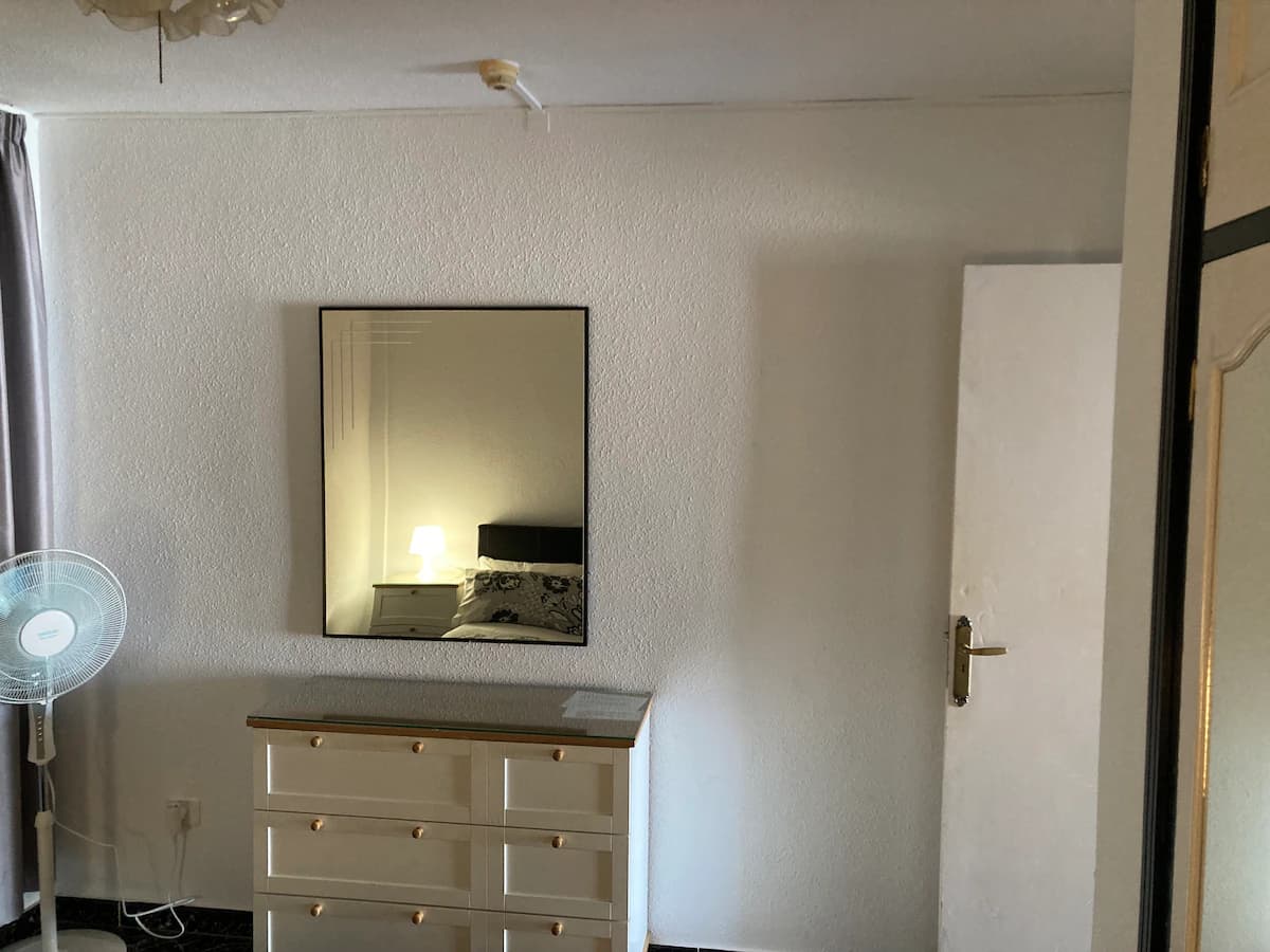 Spacious 2-Bedroom Apartment with Pool - Photo 4